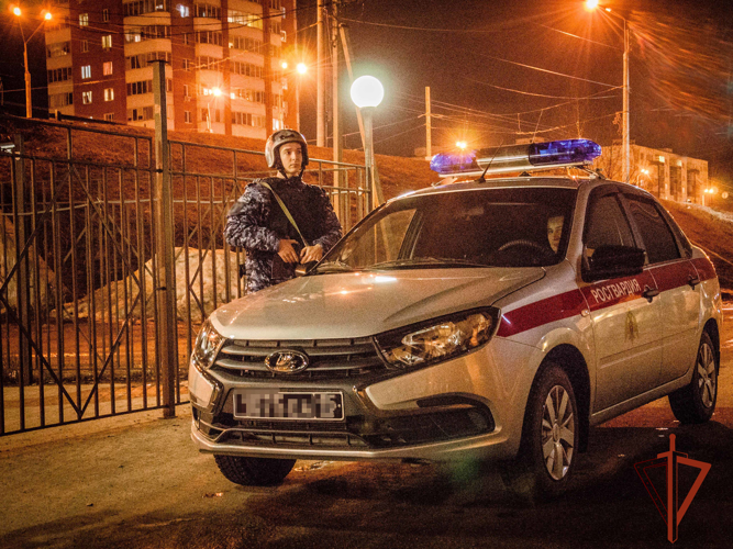 Росгвардейцы задержали злоумышленников при попытке похитить алкоголь из торговой точки (ВИДЕО)