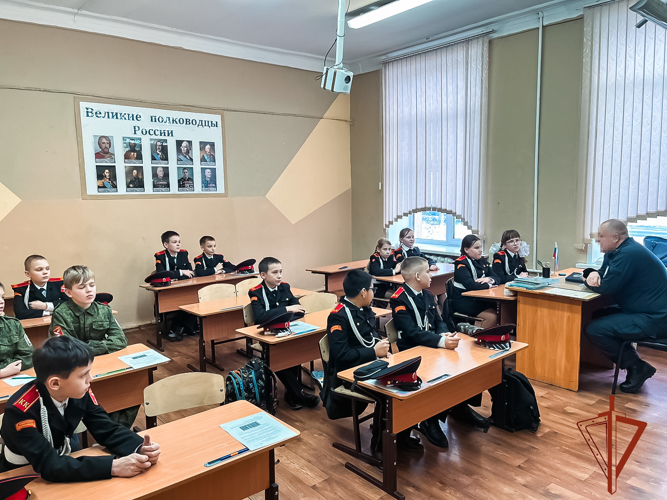 Сотрудник ОМОН Росгвардии познакомил кузбасских кадет со службой