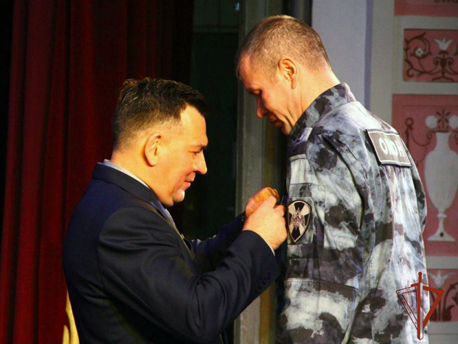 В Новокузнецке наградили росгвардейцев за вклад в обеспечение правопорядка
