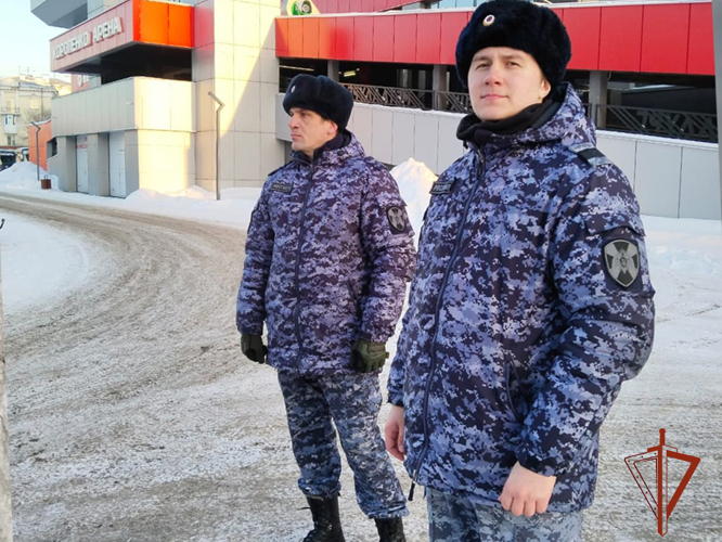 Росгвардейцы обеспечивают безопасность серии матчей плей-ин в Новокузнецке 