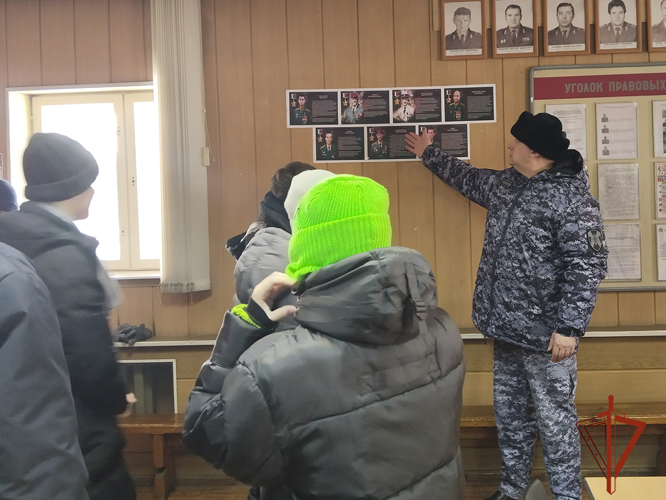 Кемеровские школьники побывали в гостях у Росгвардии 