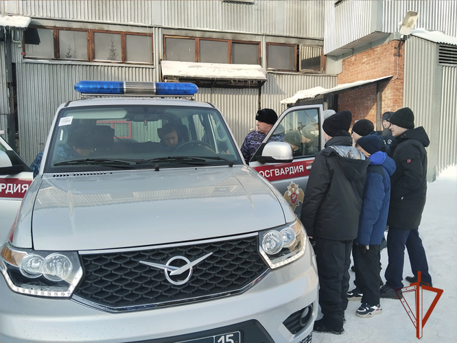 Кемеровские школьники побывали в гостях у Росгвардии 