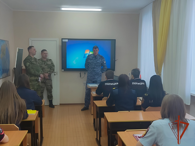 Сотрудники Росгвардии провели агитационную беседу со студентами Юргинского технологического колледжа