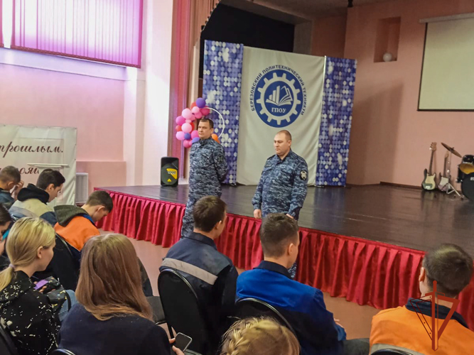 Росгвардейцы рассказали студентам кузбасского техникума о преимуществах службы в войсках правопорядка
