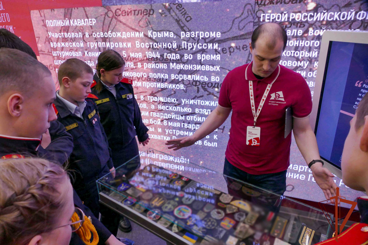 Кемеровским школьникам показали трофеи СВО