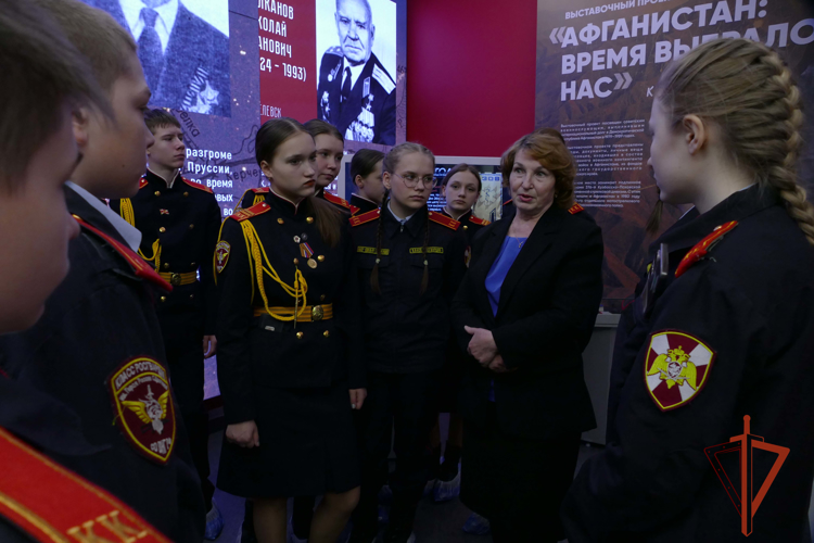 Кемеровским школьникам показали трофеи СВО