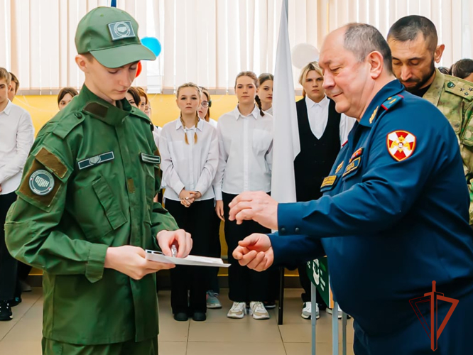 Генерал-майор Юрий Кель поздравил воспитанников профильных классов с окончанием начальной военной подготовки 