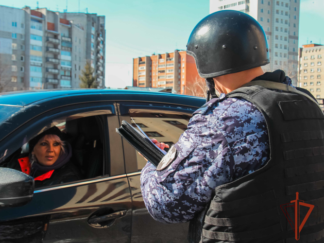 Росгвардейцы рассказывают автовладельцам, как защитить себя от дорожного насилия 