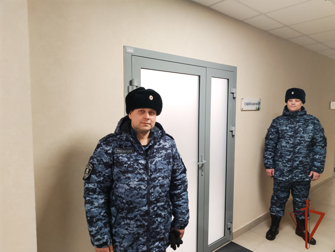 Росгвардейцы продолжают следить за безопасностью матчей чемпионата России по хоккею с мячом в Кузбассе