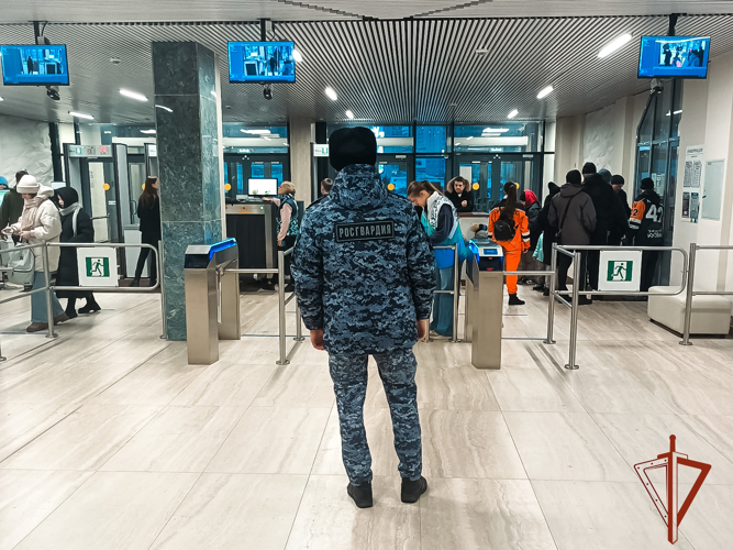 Росгвардейцы продолжают следить за безопасностью матчей чемпионата России по хоккею с мячом в Кузбассе