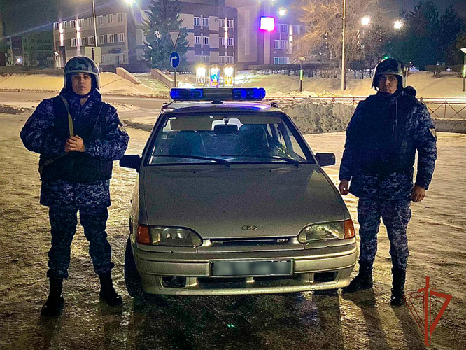 В Кузбассе росгвардейцы спасли мать и дочь из горящего дома (ФОТО)