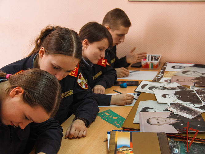 Сотрудники ОМОН помогают юнгвардейцам воплотить в жизнь выставку портретов погибших героев Росгвардии