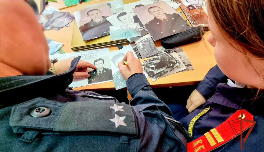 Сотрудники ОМОН помогают юнгвардейцам воплотить в жизнь выставку портретов погибших героев Росгвардии