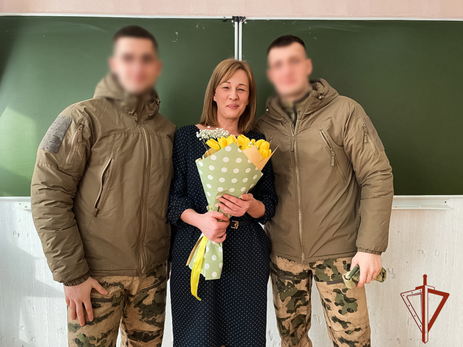 Спецназовцы Росгвардии поздравили свою учительницу в преддверии Международного женского дня 