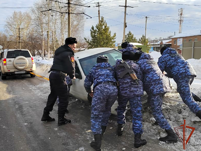Жители Кузбасса поблагодарили росгвардейцев за помощь на дороге (ВИДЕО)