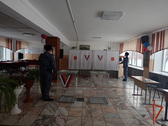 Росгвардейцы проводят проверку избирательных участков и владельцев оружия в Кузбассе 