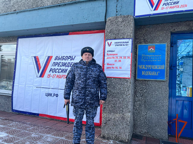 Росгвардейцы проводят проверку избирательных участков и владельцев оружия в Кузбассе 