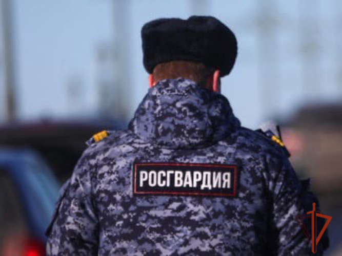 Росгвардейцы поблагодарили кемеровчанина, благодаря которому был задержан похититель денежных средств у пенсионерки (ФОТО)