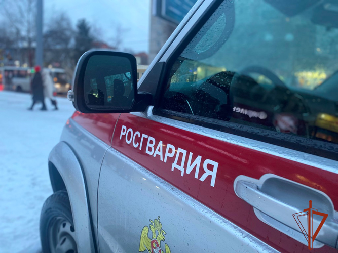 В кемеровском гипермаркете сотрудники Росгвардии задержали горожанина с неоплаченным товаром (ВИДЕО)