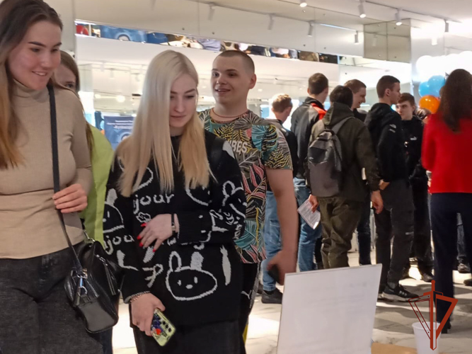 Беловские росгвардейцы приняли участие в ярмарке вакансий 