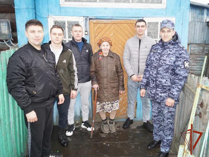 В Кузбассе росгвардейцы навестили труженицу тыла и помогли ей с домашними делами 