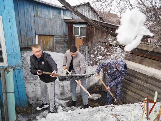 В Кузбассе росгвардейцы навестили труженицу тыла и помогли ей с домашними делами 