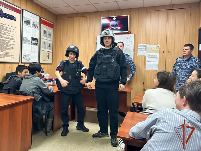 Росгвардейцы в Таштаголе провели экскурсию для школьников