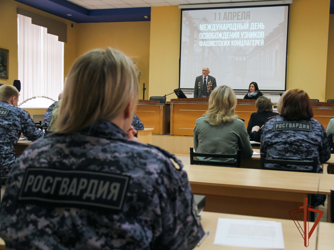 По случаю Международного дня освобождения узников фашистских концлагерей  участник тех событий встретился с кемеровскими росгвардейцами