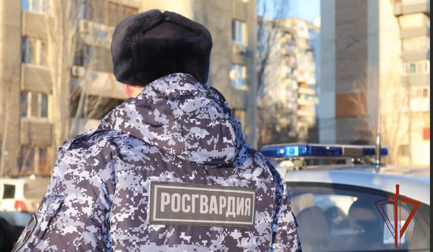 Росгвардейцы защитили работницу торгового центра от агрессивного посетителя