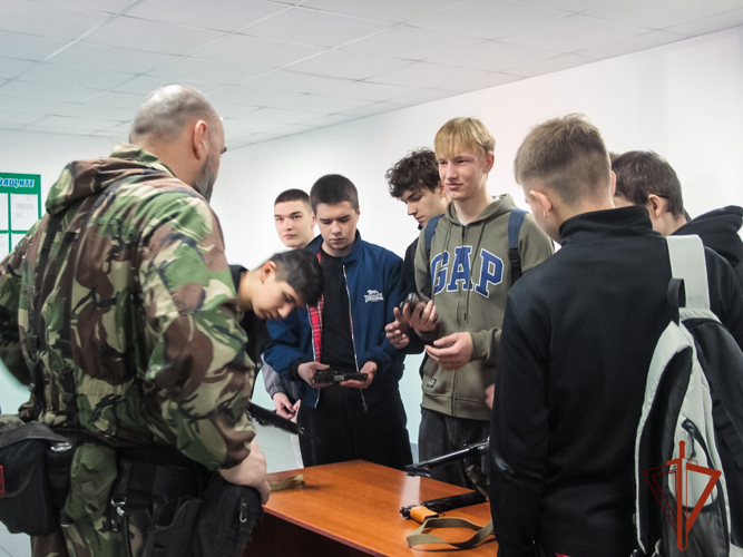 Сотрудники ОМОН организовали для кемеровских студентов день открытых дверей