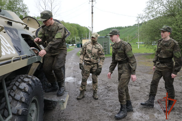Спецназовцы Росгвардии провели военные сборы для кемеровских кадетов