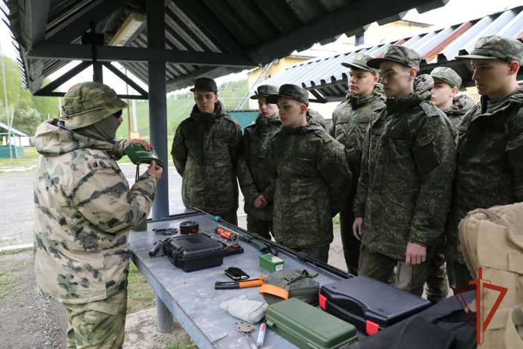 Спецназовцы Росгвардии провели военные сборы для кемеровских кадетов