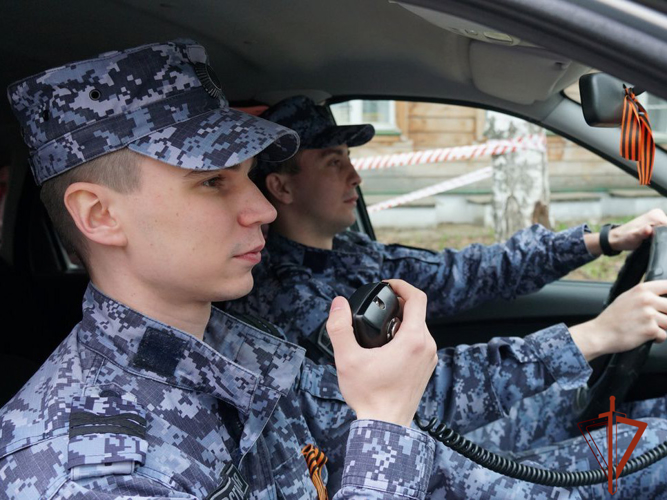 Росгвардейцы задержали кемеровчанина, который попытался выйти из гипермаркета в неоплаченных штанах (ВИДЕО)