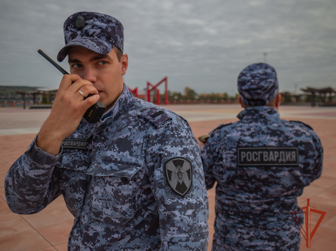 Росгвардейцы задержали злоумышленницу, похитившую алкоголь из популярного гипермаркета (ВИДЕО)