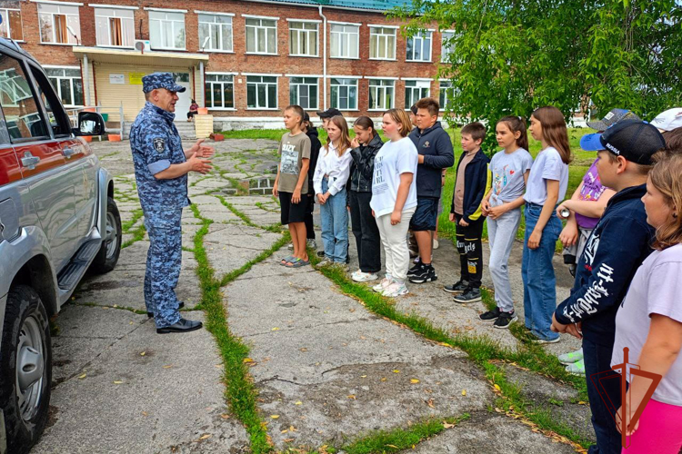 В Яшкино школьники познакомились с работой Росгвардии в рамках ведомственной акции 