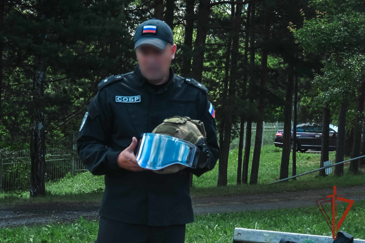 Кемеровский СОБР Росгвардии порадовал детей, отдыхающих в лагере, эффектной тренировкой