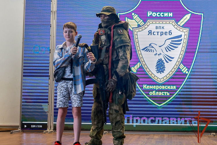 Сотрудник спецподразделения Росгвардии рассказал юным инженерам о своей службе 
