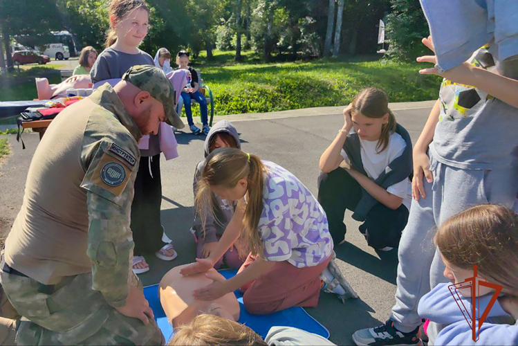 Сотрудники СОБР провели акцию «Каникулы с Росгвардией» для детей в Кузбассе 