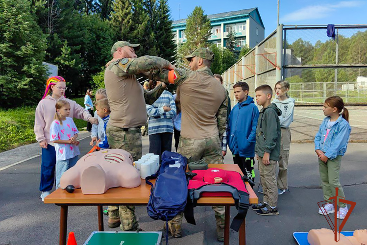 Сотрудники СОБР провели акцию «Каникулы с Росгвардией» для детей в Кузбассе 