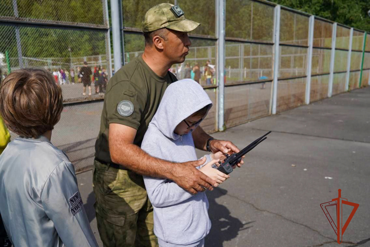 Сотрудники СОБР провели акцию «Каникулы с Росгвардией» для детей в Кузбассе 