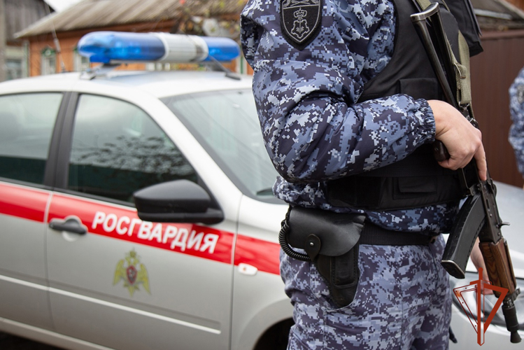 Новокузнецкие росгвардейцы пресекли конфликт между мотоциклистом и компанией граждан