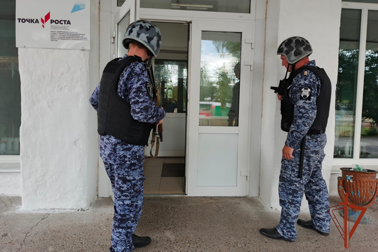 Росгвардия Кузбасса проводит межведомственные проверки безопасности в школах региона