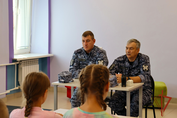 Росгвардейцы рассказали детям о важности дежурной службы 