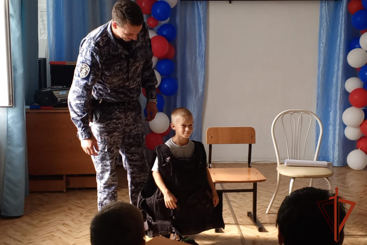 Росгвардеец встретился с подопечными реабилитационного центра для несовершеннолетних