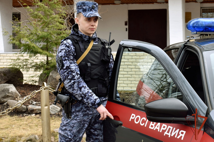 Росгвардейцы содействовали задержанию злоумышленника, который может быть  причастен к избиению водителя и порче его имущества