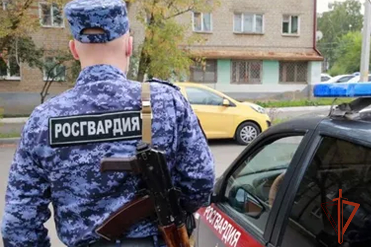 Новокузнецкие росгвардейцы защитили работника комиссионки от угрожающего клиента