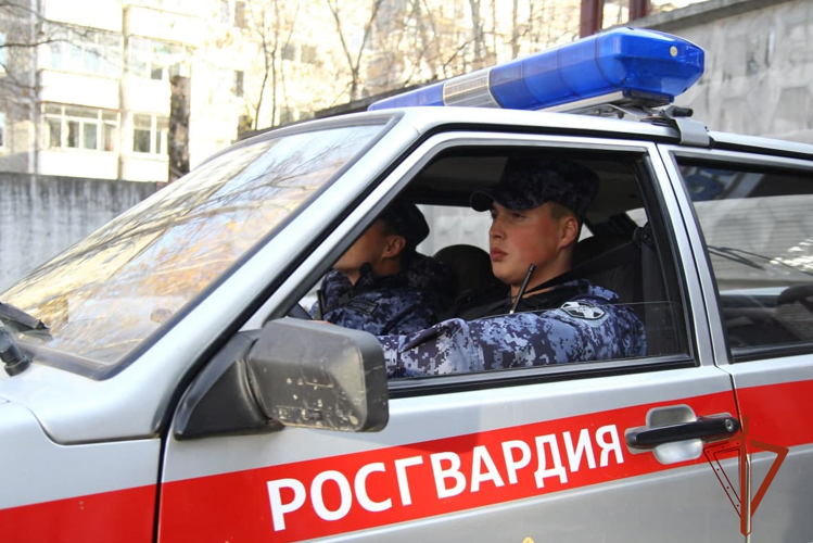 Росгвардейцы защитили работников скорой помощи от агрессивного мужчины