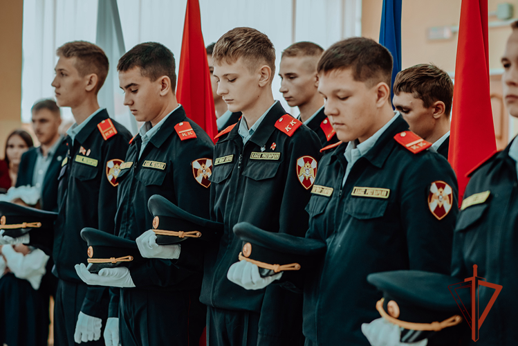 Кузбасские росгвардейцы приняли участие в торжественных линейках ко Дню знаний