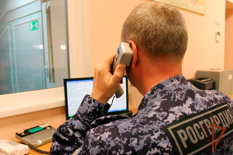 Росгвардейцы помогли девушке вернуть телефон, который похитил злоумышленник при попытке знакомства 