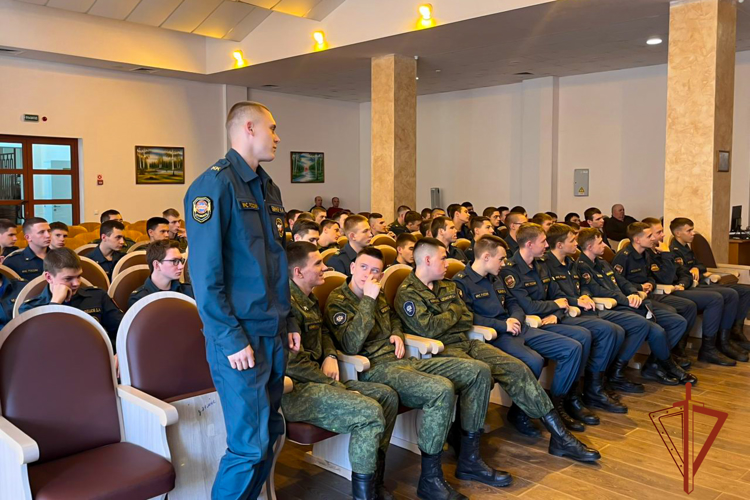 Кадеты МЧС узнали о службе в Росгвардии от обладателя крапового берета 